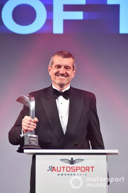 Guenther Steiner, Team Principal, Haas F1, sul palco per presentare il Rookie of the Year Award