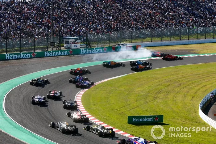 Max Verstappen, Red Bull Racing RB15 gira después de hacer contacto con Charles Leclerc, Ferrari SF90 