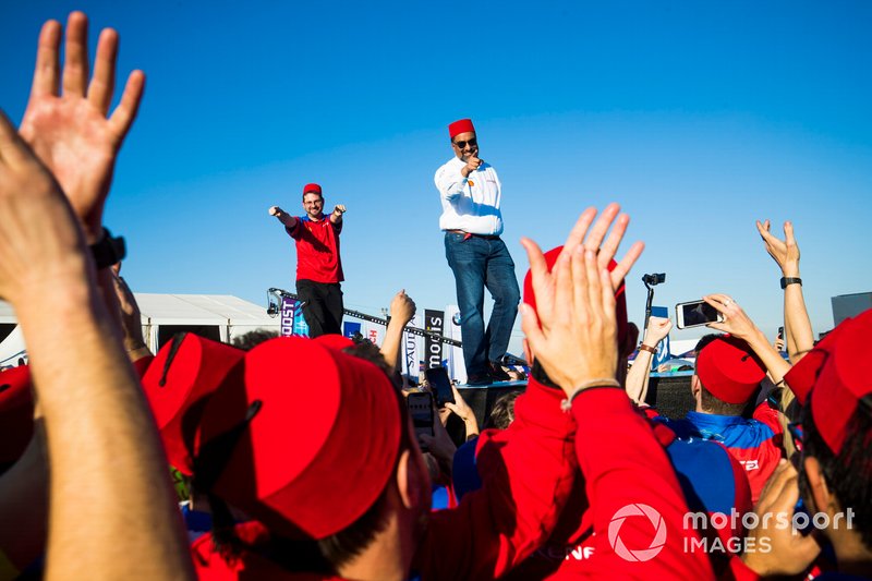 El equipo de Mahindra Racing anima a Jerome d'Ambrosio, ganador