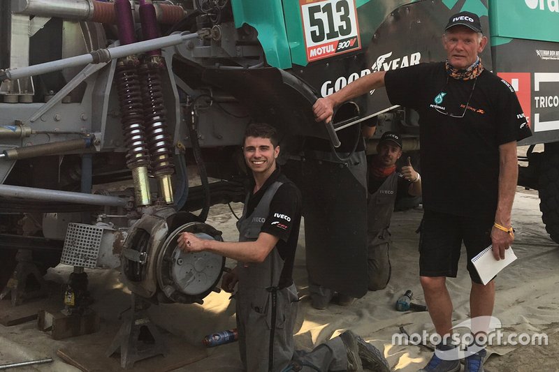 Керівник Team De Rooy Iveco Генк ван Льовен і механік