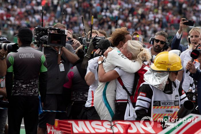 Lewis Hamilton, Mercedes AMG F1 y Angela Cullen, su fisio