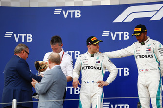 Il vincitore della gara Lewis Hamilton, Mercedes AMG F1, il secondo classificato Valtteri Bottas, Mercedes AMG F1, sul podio con James Allison, Direttore tecnico, Mercedes AMG, riceve il trofeo Costruttori da Andrey Kostin, Presidente e Chairman del consiglio di amministrazione VTB Bank