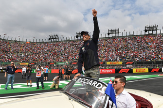 Daniel Ricciardo, Red Bull Racing on the drivers parade of Fernando Alonso, McLaren