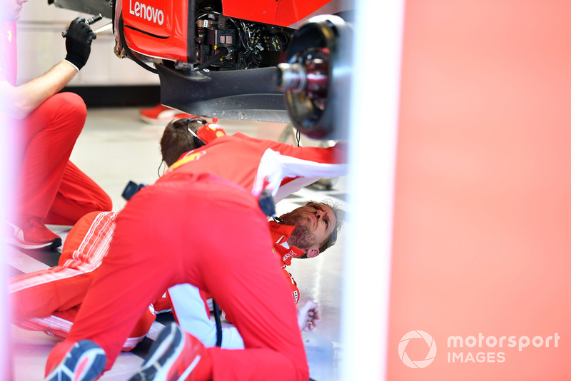 Sebastian Vettel, Ferrari, sul pavimento del garage, sotto alla sua Ferrari SF71H
