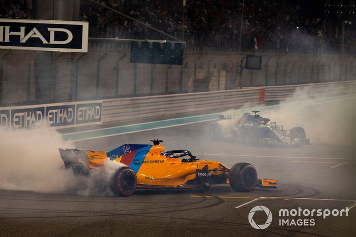 Lewis Hamilton, Mercedes-AMG F1 W09 y Fernando Alonso, McLaren MCL33 hacen donuts al final
