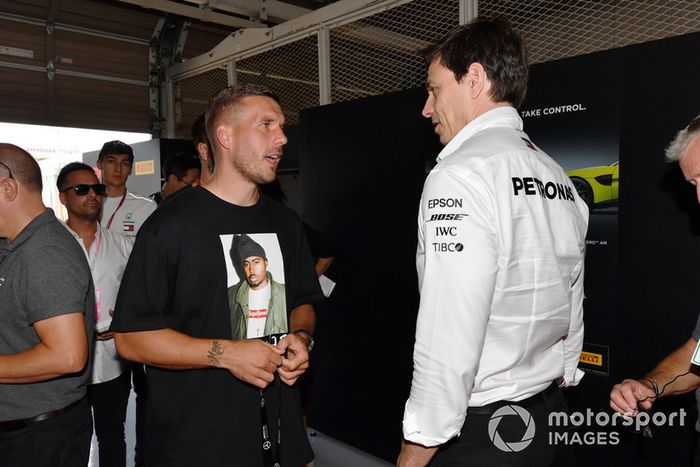 Lukas Podolski, Futbolista y  Toto Wolff, Mercedes AMG F1 Director de Motorsport