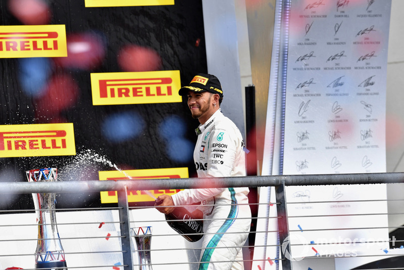 Льюіс Хемілтон, Mercedes AMG F1, святкують з шампанським на подіумі