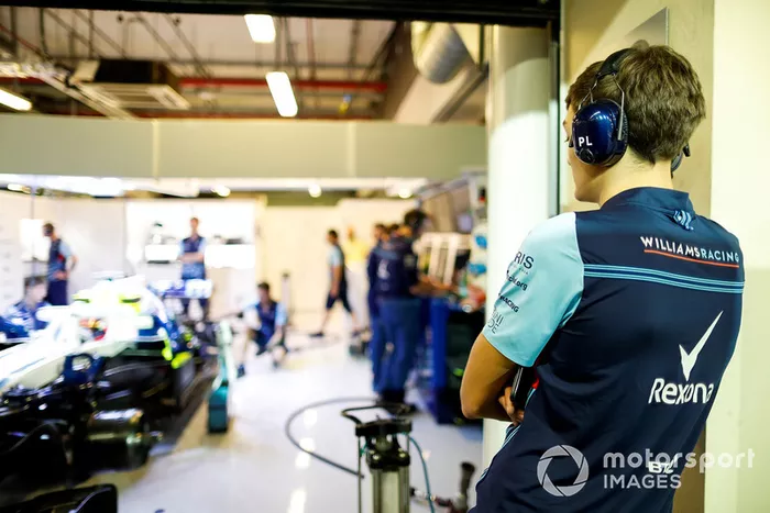 George Russell, Williams, observa a su compañero Robert Kubica