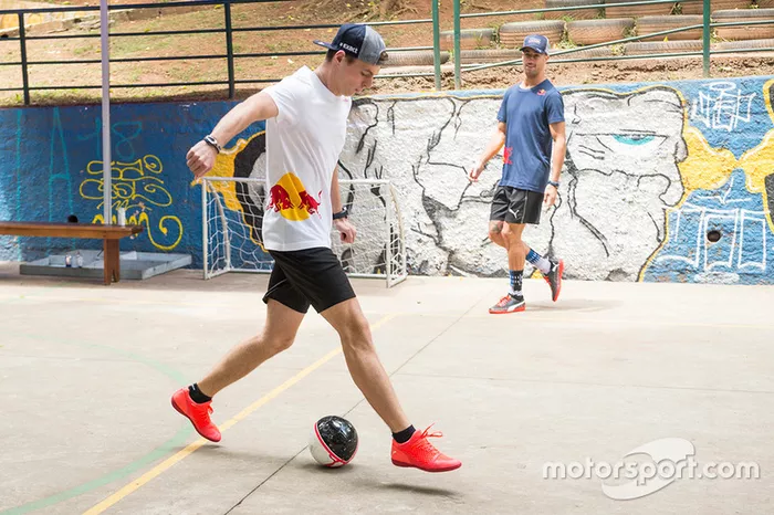 Max Verstappen y Daniel Ricciardo, Red Bull Racing juegan Futsal en Brasil