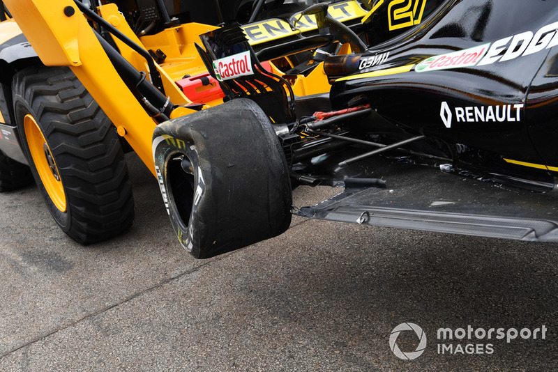 La monoposto di Nico Hulkenberg, Renault Sport F1 Team R.S. 18 viene recuperata dopo l'incidente nelle FP2