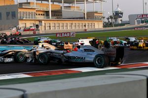 Michael Schumacher, Mercedes GP MGP W01, en tête-à-queue et percuté par Vitantonio Liuzzi, Force India VJM03