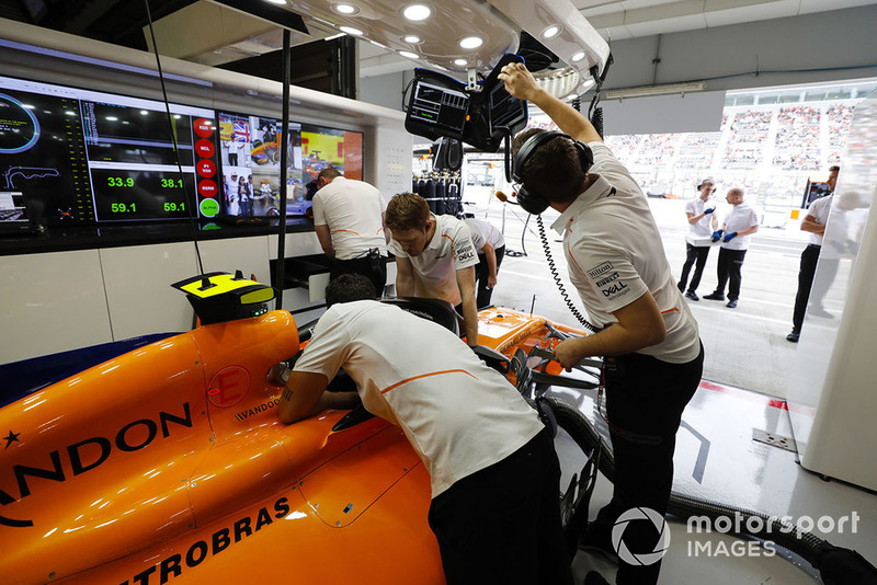 Meccanici al lavoro sulla monoposto di Stoffel Vandoorne, McLaren MCL33