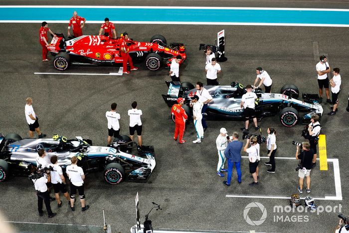 Lewis Hamilton, Mercedes AMG F1 W09 EQ Power+, Valtteri Bottas, Mercedes AMG F1 W09 EQ Power+, y Sebastian Vettel, Ferrari SF71H
