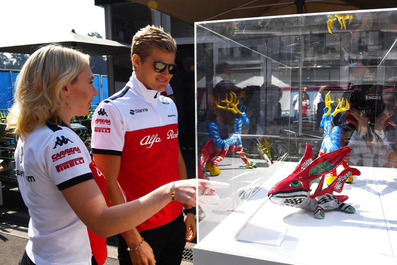 Marcus Ericsson, Sauber and Ruth Buscombe, Sauber Race Strategist look at Paddock display