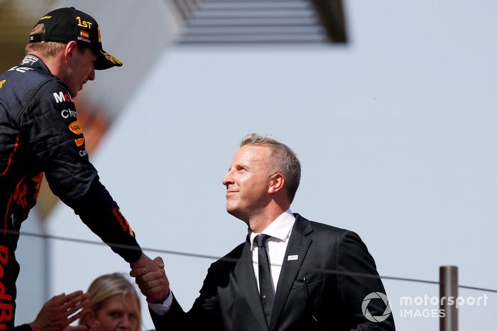 Max Verstappen, Red Bull Racing, 1ª posición, recibe su trofeo de manos de Roger torrent, presidente del Circuit de Catalunya, en el podio 