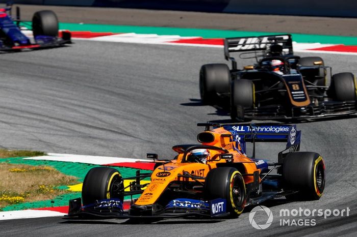 Carlos Sainz Jr., McLaren MCL34, precede Romain Grosjean, Haas F1 Team VF-19