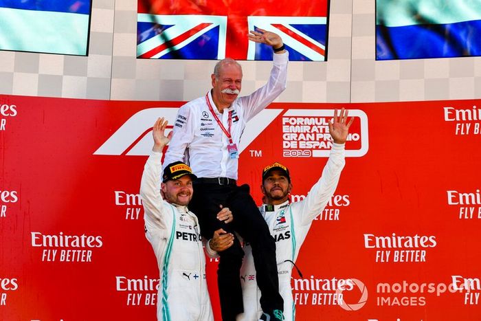 Podio: segundo lugar Valtteri Bottas, Mercedes AMG F1, Dr Dieter Zetsche, CEO, Mercedes Benz, y ganador de la carrera Lewis Hamilton, Mercedes AMG F1