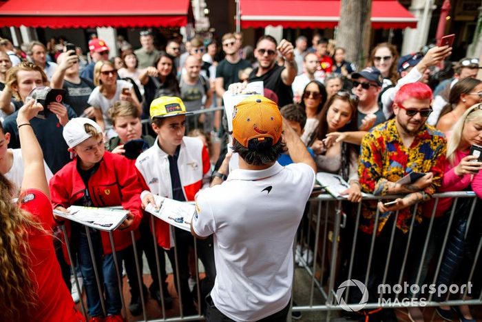 Carlos Sainz Jr., McLaren firma un autógrafo para un aficionado