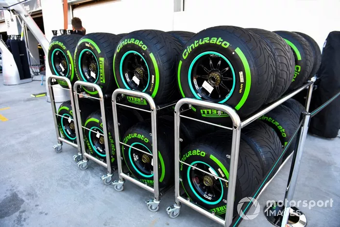Neumáticos intermedios Pirelli en un porta neumáticos