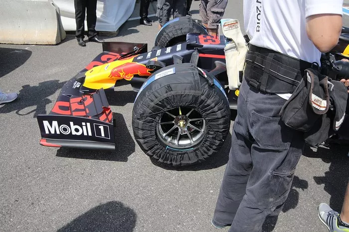 A asa dianteira da Red Bull