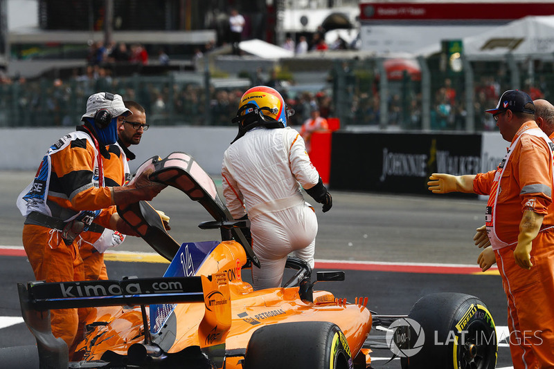 Fernando Alonso, McLaren MCL33, wysiada z samochodu po zderzeniu z Charles'em Leclerkiem, Sauber C37, po uderzeniu przez Nico Hülkenberga, Renault Sport F1 Team R.S. 18, na starcie