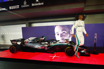 Lewis Hamilton, Mercedes AMG F1 W09 EQ Power+, salta giù dalla sua monoposto mentre festeggia nel parco chiuso, dopo aver vinto la gara