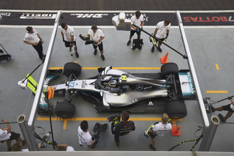 Valtteri Bottas, Mercedes AMG F1 W09 EQ Power+, ai box durante le prove