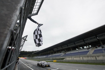 Checkered flag for Daniel Juncadella, Mercedes-AMG Team HWA, Mercedes-AMG C63 DTM. James Gasperotti