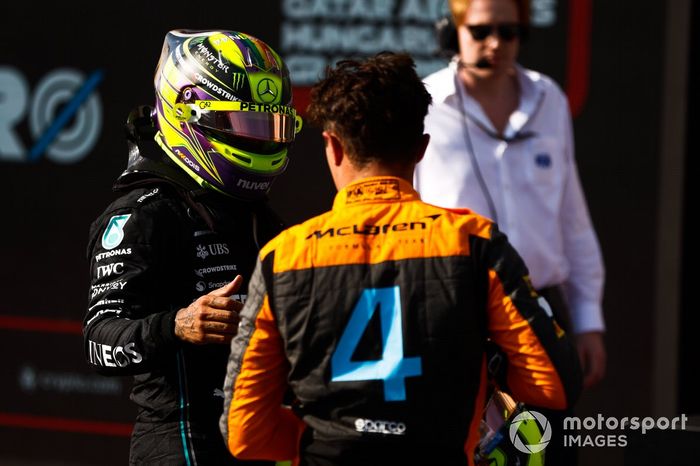 Pole man Lewis Hamilton, Mercedes-AMG, Lando Norris, McLaren, en Parc Ferme tras la clasificación
