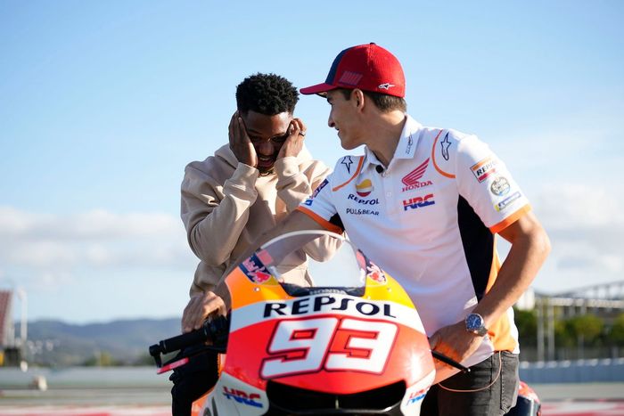 Ansu Fati, FC Barcelona, y Marc Márquez, Repsol Honda Team