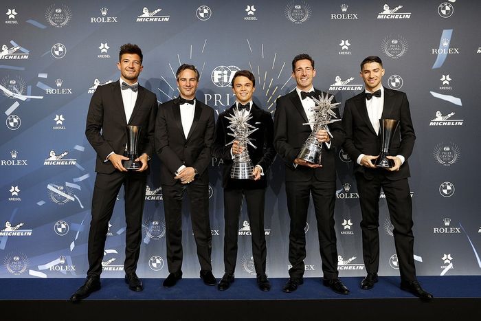 Nyck De Vries, ganador del Campeonato Mundial de Fórmula E ABB FIA para pilotos, Edoardo Mortara, 2º del Campeonato Mundial de Fórmula E ABB FIA para pilotos, y Jake Dennis, 3º del Campeonato Mundial de Fórmula E ABB FIA para pilotos