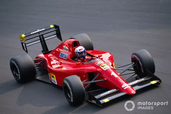 4位:フェラーリ641/2(1990年): 1990年のフェラーリF1マシン「641」の改良版で、同年第3戦のサンマリノGPから登場した。641の基本デザインは前年640と同じジョン・バーナードだが、641/2はエンリケ・スカラブローニとスティーブ・ニコルズが変更を施した。 640の問題点となっていた信頼性も改善され、アラン・プロストとナイジェル・マンセルの手により計6勝。合計110ポイントを獲得し、マクラーレン・ホンダ(MP4/5B)を11ポイント差まで追い詰めた。 プロストがセナとスタート直後に接触、