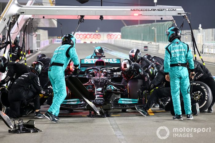 Lewis Hamilton, Mercedes W12, hace un pitstop
