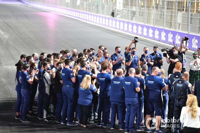 Los pilotos se reúnen para el homenaje a Frank Williams en la línea de meta 