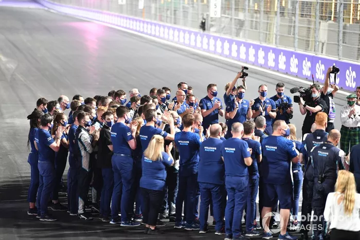 Los pilotos se reúnen para el homenaje a Frank Williams en la línea de meta 