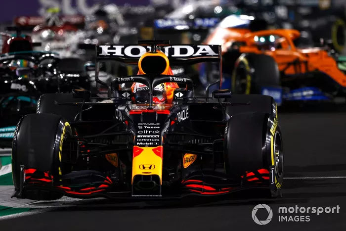 Max Verstappen, Red Bull Racing RB16B, Lewis Hamilton, Mercedes W12, alla ripartenza