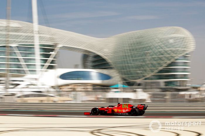 Carlos Sainz Jr., Ferrari SF90 adaptado (muleto) con los Pirelli de 18 pulgadas 