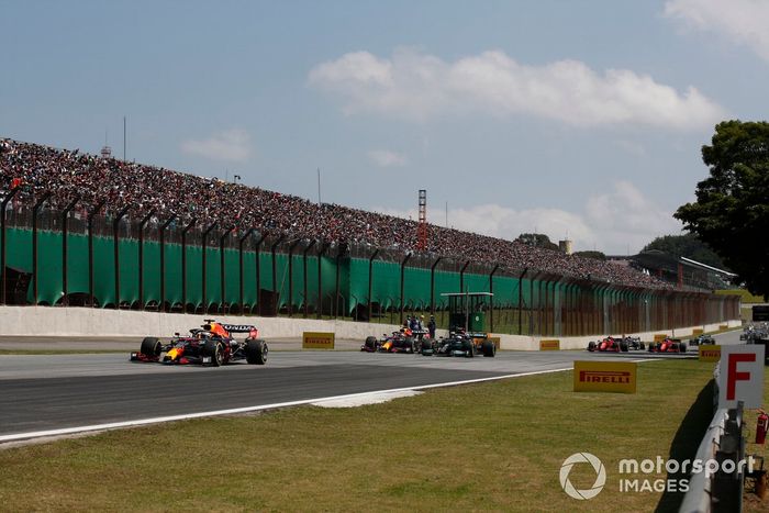 Max Verstappen, Red Bull Racing RB16B, Sergio Pérez, Red Bull Racing RB16B, y Valtteri Bottas, Mercedes W12