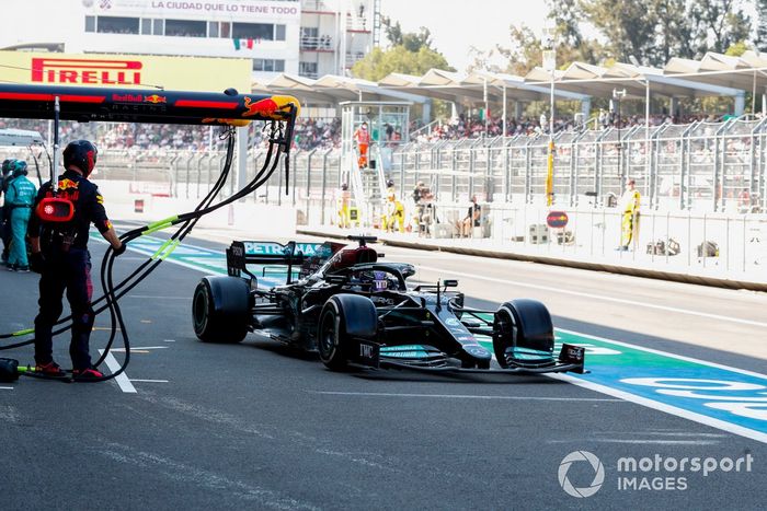 Lewis Hamilton, Mercedes W12, sale de su box después de un pit stop