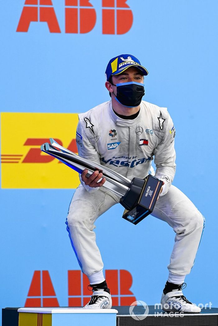 Nyck de Vries, Mercedes-Benz EQ, 1ª posición, con su trofeo