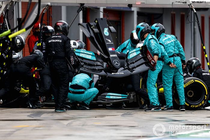 Lewis Hamilton, Mercedes W12, cambia su alerón delantero en boxes