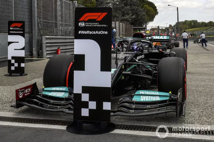 Ganador de la pole Lewis Hamilton, Mercedes W12, en Parc Ferme 