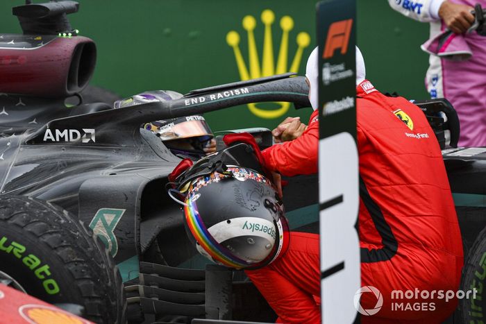 Tercer lugar Sebastian Vettel, Ferrari felicita a  Lewis Hamilton, Mercedes-AMG F1 después de lograr el campeonato mundial en Parc Ferme