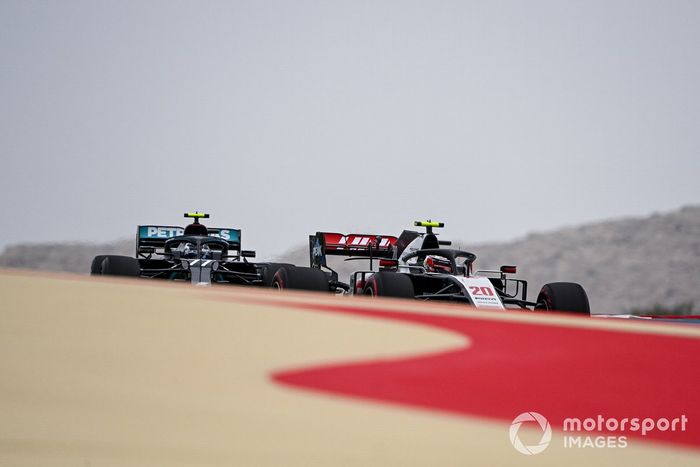 Kevin Magnussen, Haas VF-20, Valtteri Bottas, Mercedes F1 W11