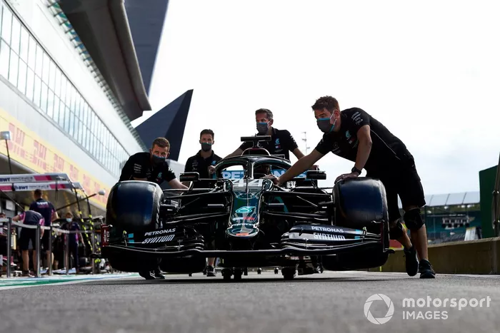 Mecánicos de Mercedes con el W11 de Lewis Hamilton en el pitlane