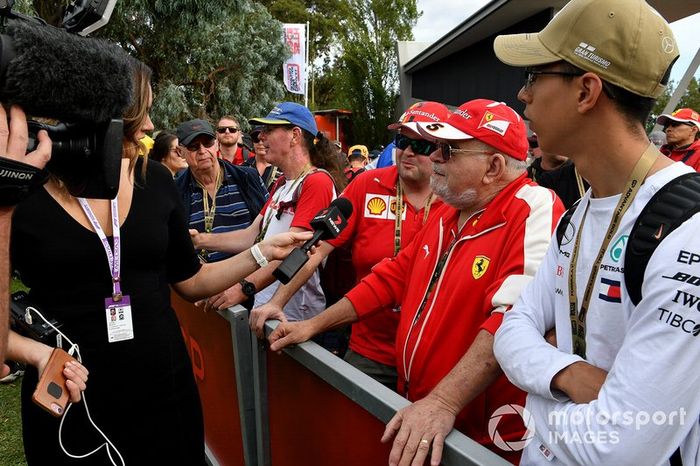 Un miembro de los medios de comunicación habla con los fans