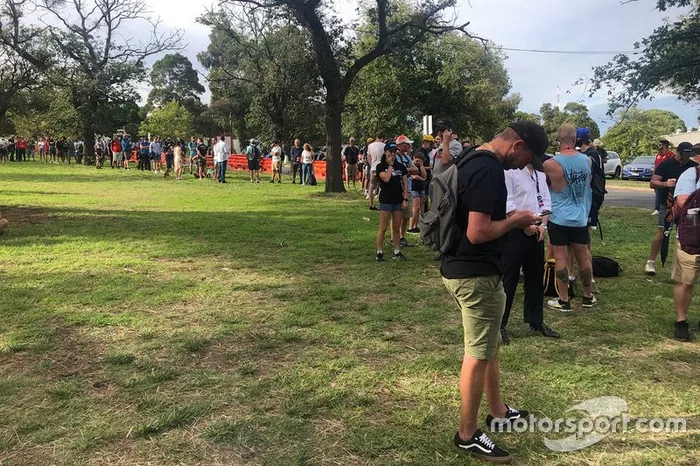 Filas de fans fuera de la puerta 10 