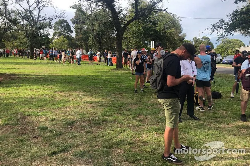 Filas de fans fuera de la puerta 10 