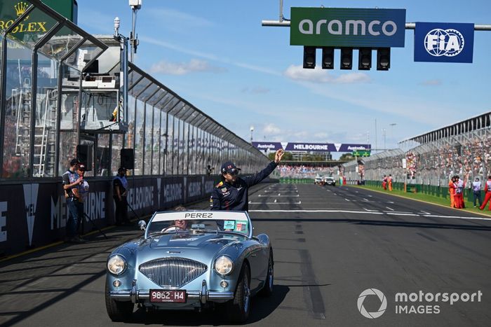 Sergio Pérez, Red Bull Racing, saluda al público en el desfile de pilotos