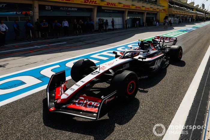 Nico Hulkenberg, Haas VF-23, en boxes